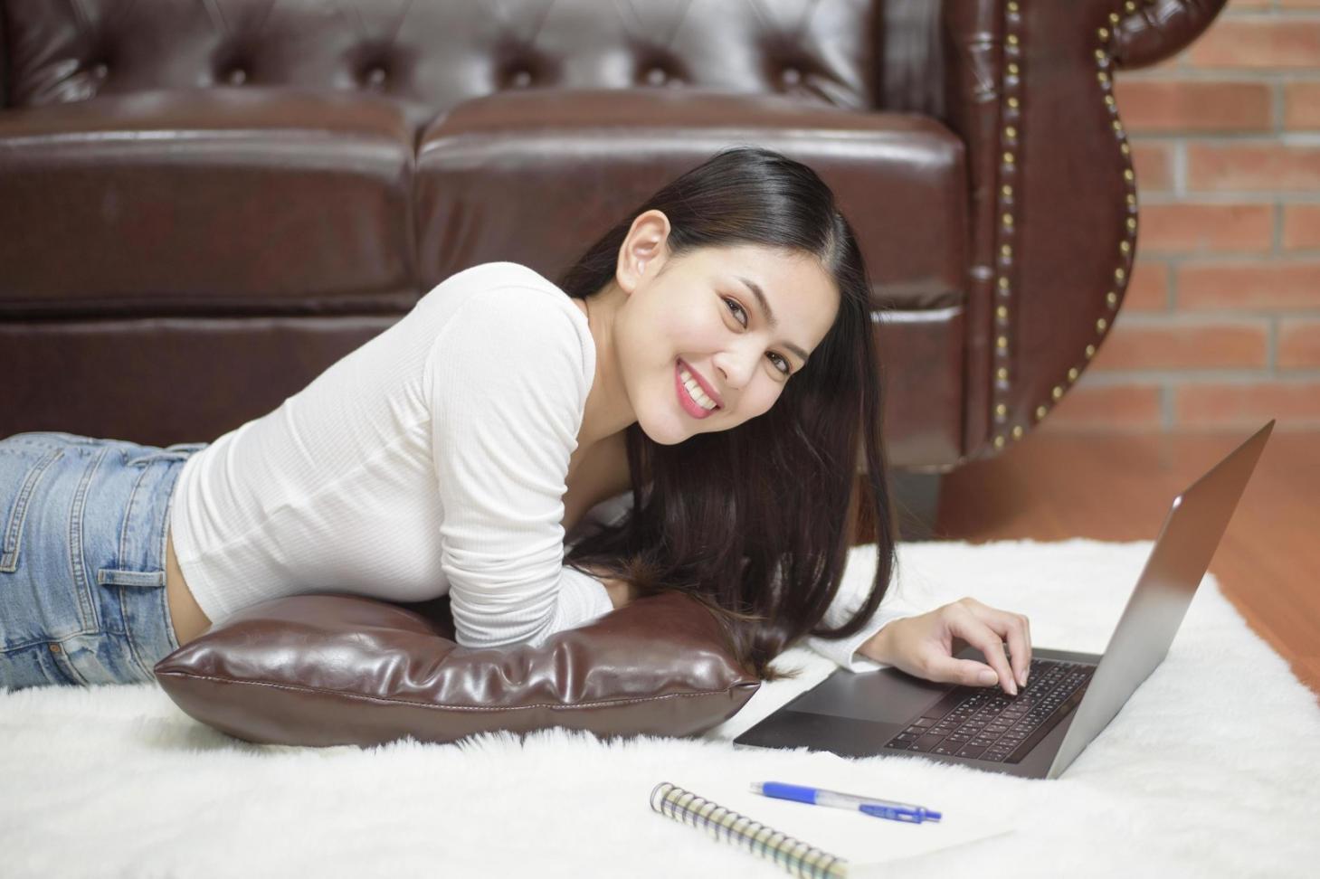 Team di lavoro che collabora su progetti di web design