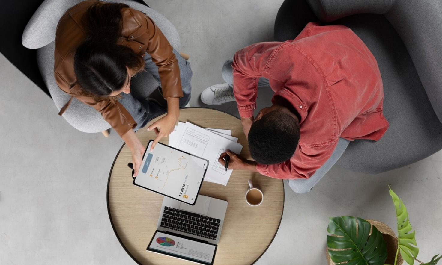 Studenti che lavorano su progetti pratici di web design