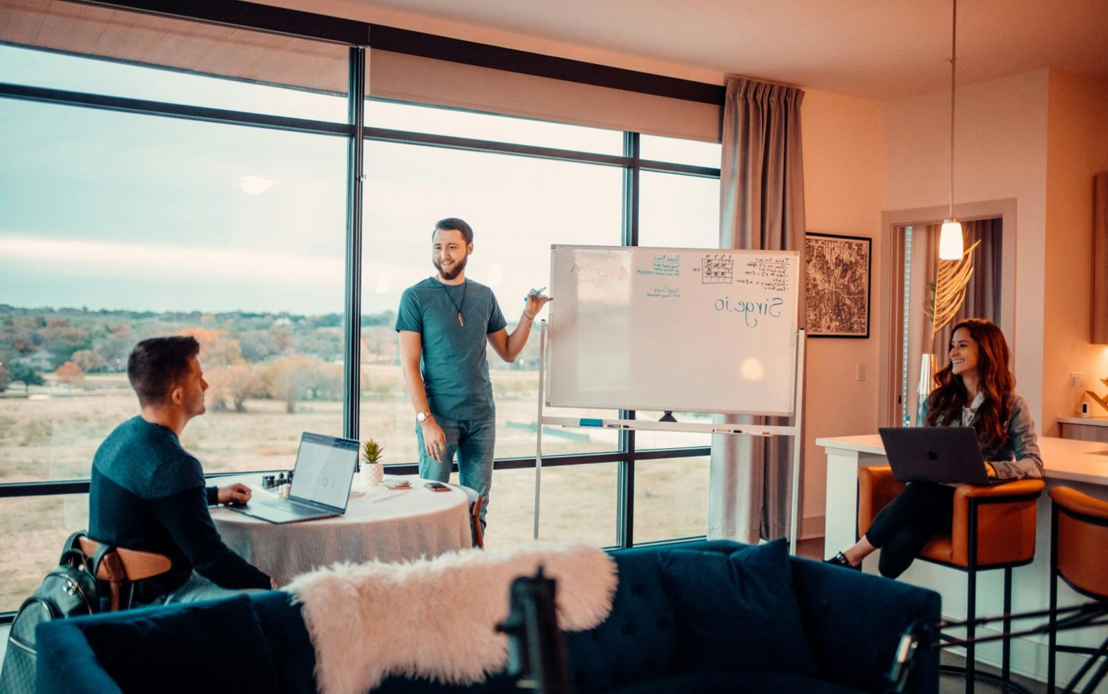 Studenti che collaborano su progetti di web design con approccio pratico