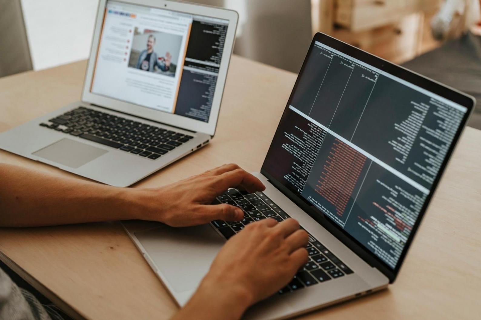 Partecipanti durante un workshop di design web, concentrati sui loro laptop mentre apprendono tecniche di layout moderno