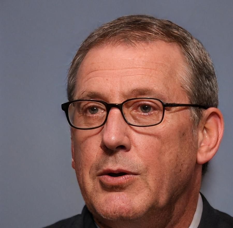 Marco Andreoli, esperto di design web e formatore, sorridente durante una pausa di un workshop